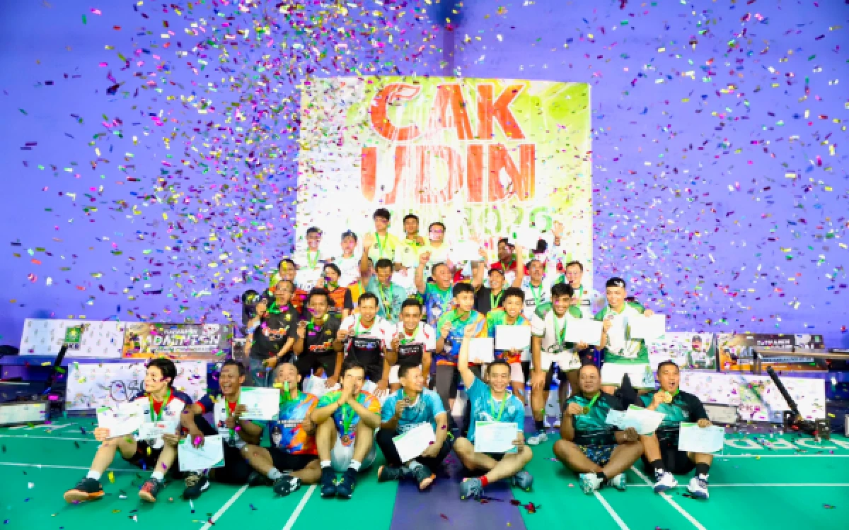 Foto Para peserta yang berhasil menjadi pemenang di acara turnamen badminton Cak Udin Open 2026. (Foto: Istimewa)