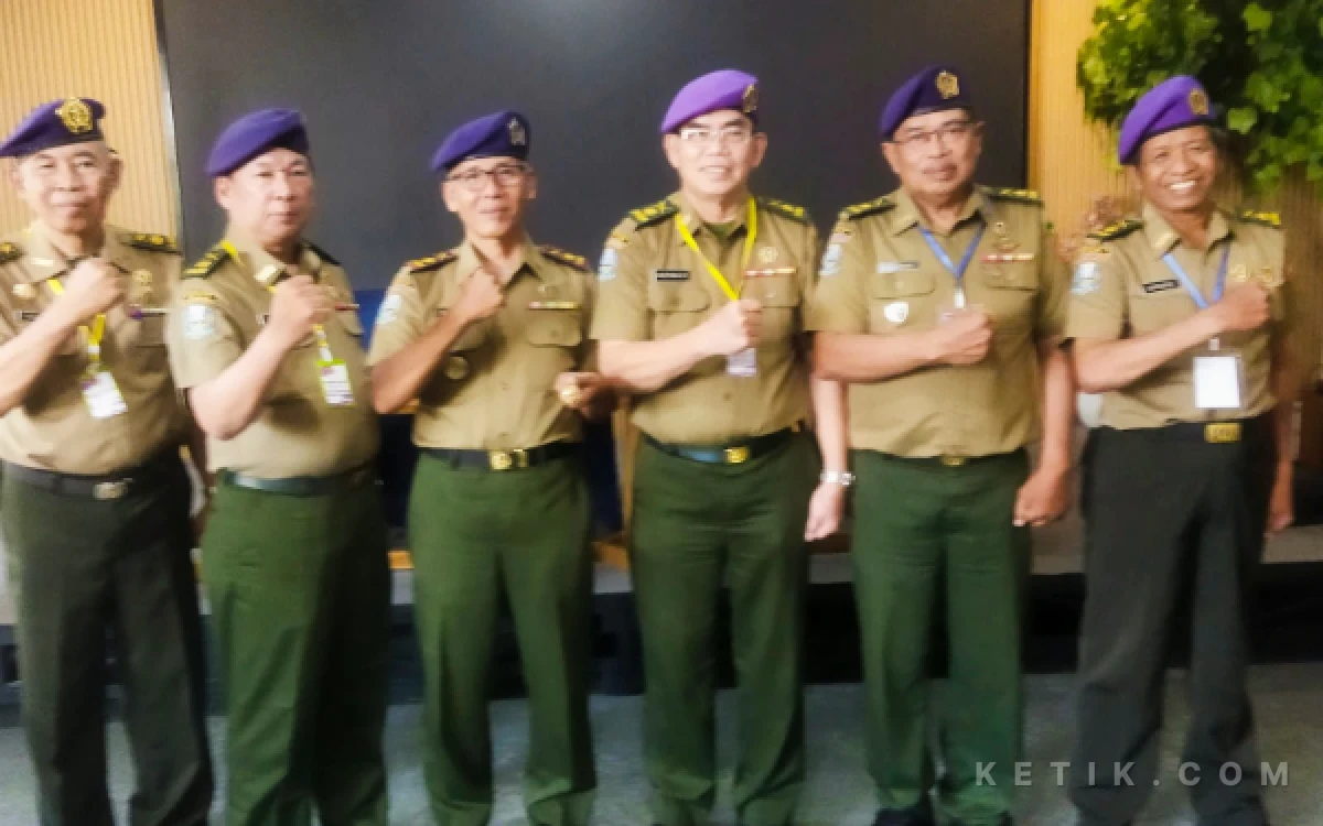 Foto Ketua DPKot IARMI Surabaya (tiga dari kiri) bersama anggota IARMI 804 Unesa yang juga pengurus DPKot Surabaya. (Foto : Dok.Humas IARMI Surabaya)