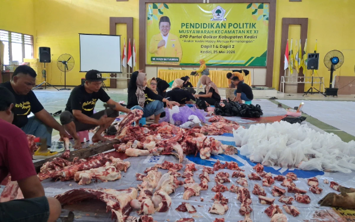 Thumbnail Berita - Berbagi Kenikmatan Idul Adha, Golkar Kediri Bagikan Ratusan Paket Daging Kurban ke Masyarakat