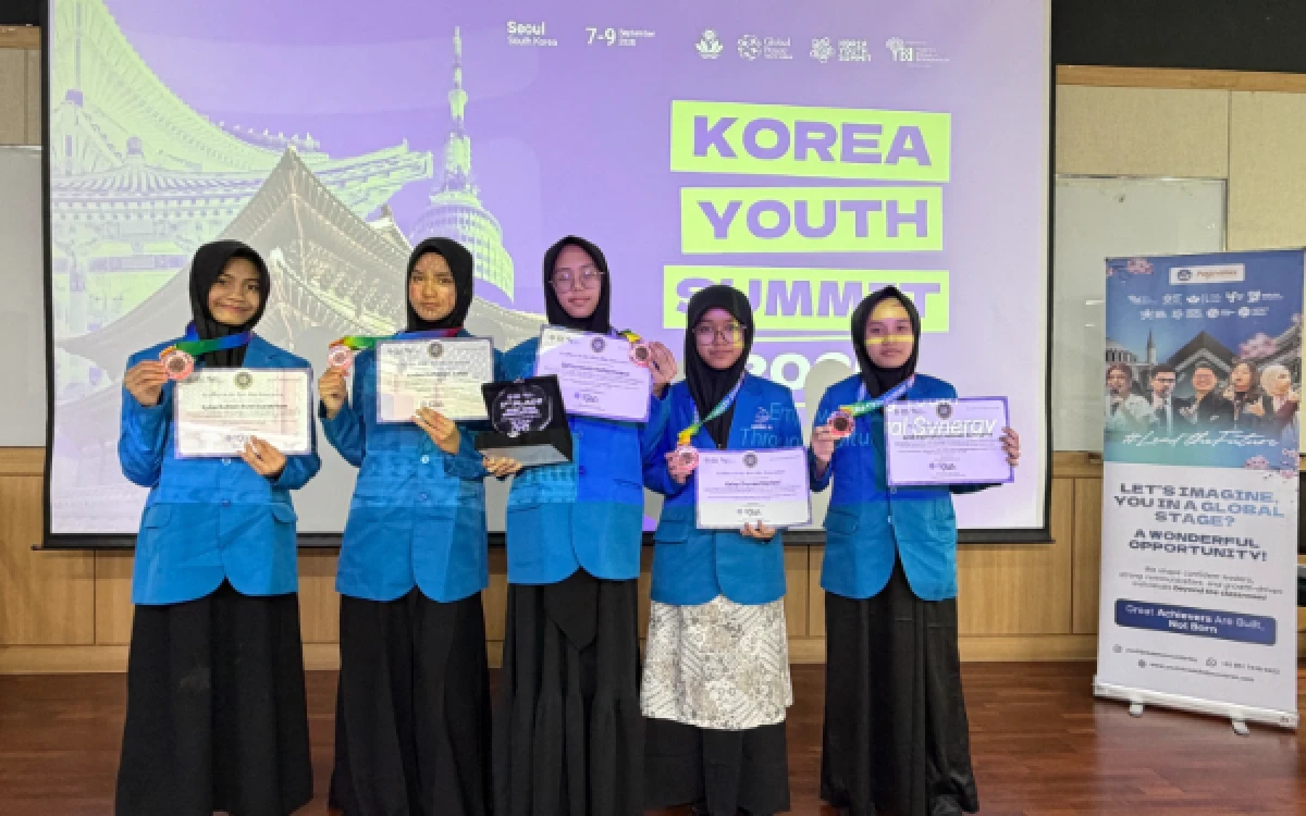 Thumbnail Berita - Keren! Santri Thursina IIBS Malang Raih Juara 1 di Korea, Ini Inovasi yang Bikin Juri Terpukau