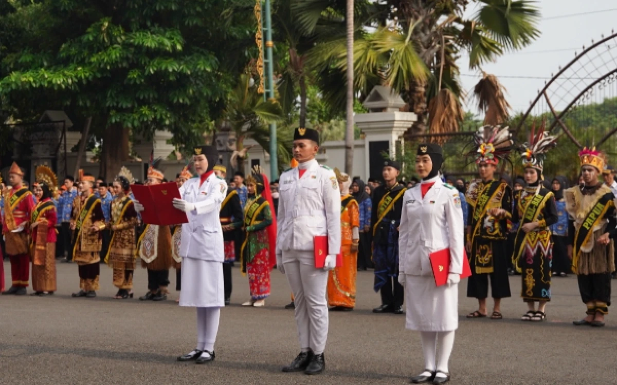 Foto Para peserta saat mengucapkan ikrar sumpah pemuda dalam rangka peringatan Hari sumpah pemuda di halaman Kantor Pemerintah Kabupaten/Pemkab Tuban, Rabu 28 Oktober 2026 (Foto: Ahmad Istihar/Ketik.com)