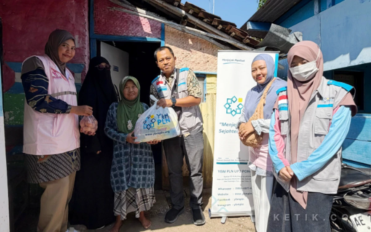 Thumbnail Berita - Puluhan Janda Dhuafa di Ponorogo Semringah usai Terima Bantuan STMJ dari YBM-Srikandi PLN