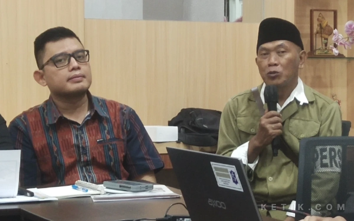 Foto Heri Lentho (kanan) sutradara Parade Surabaya Juang 2026 saat memaparkan alur cerita dalam jumpa pers, Jumat 29/10/2026. (Foto : Sutejo Rc/ketik.com)