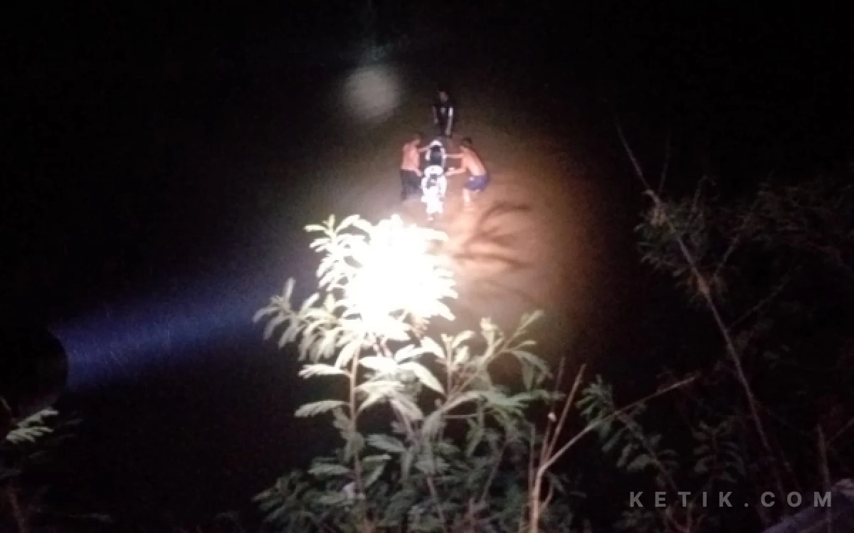 Thumbnail Berita - Oleng di Tikungan, Dua Pemotor CB150 asal Tegalombo Terjun ke Sungai Grindulu Pacitan