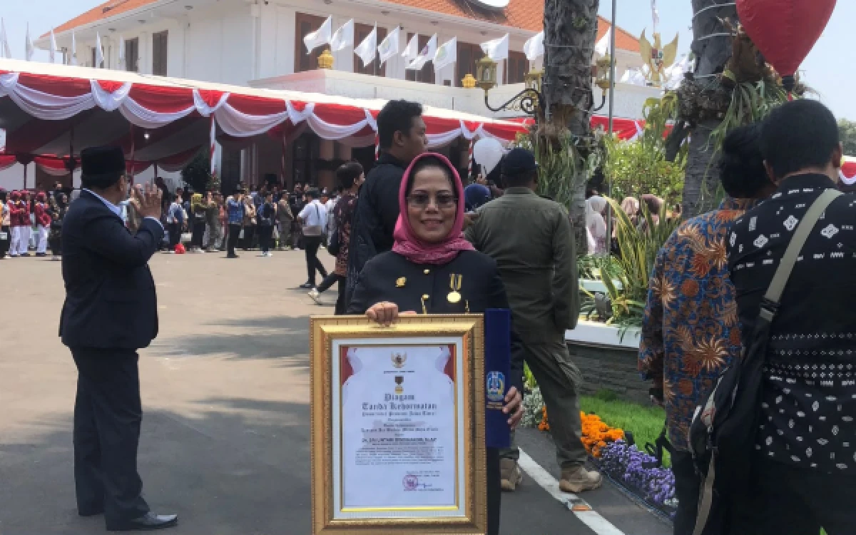 Thumbnail Berita - Tiga Dekade Perjuangkan Ekonomi Kerakyatan, Sri Untari Raih Lencana Emas Jer Basuki Mawa Beya