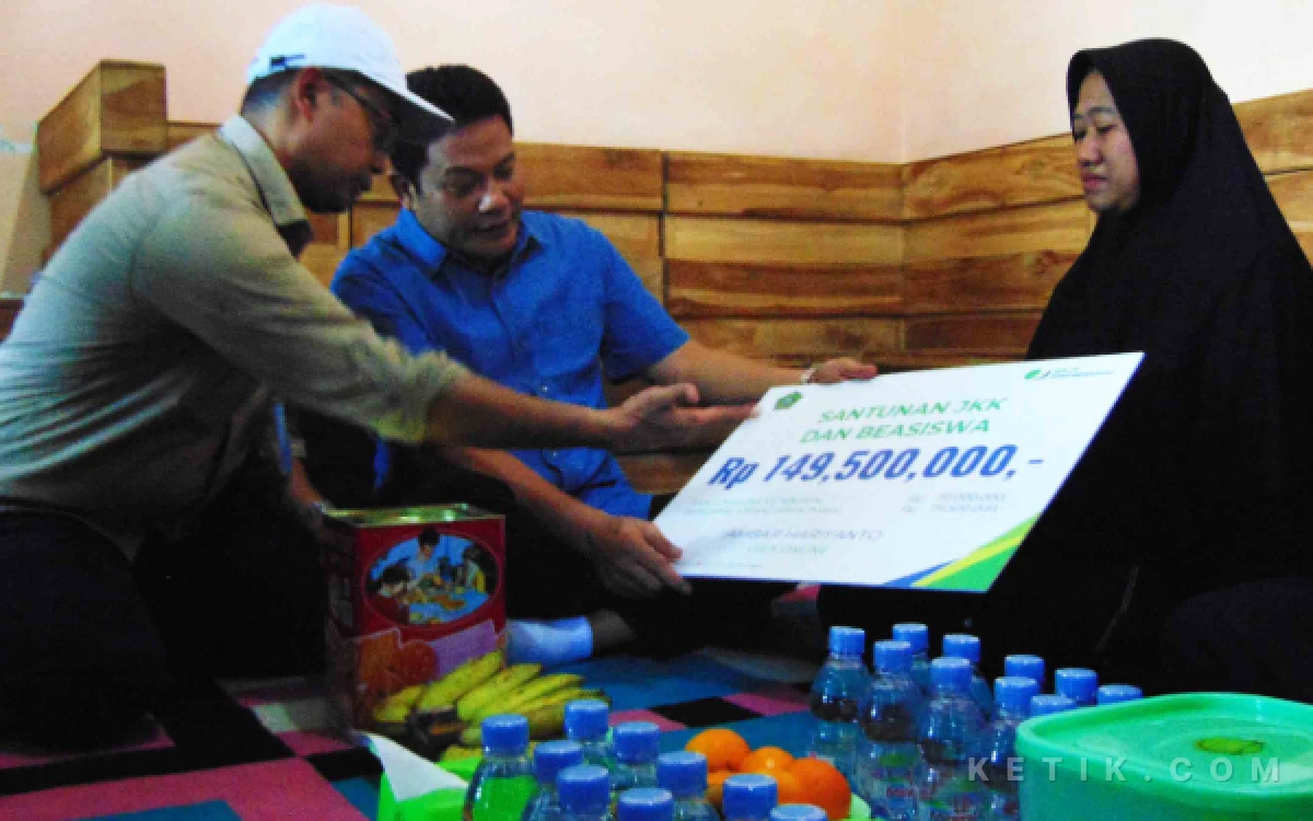 Thumbnail Berita - Pemkab Sidoarjo Beri Santunan untuk Lindungi Warga dan Beasiswa demi Selamatkan Generasi