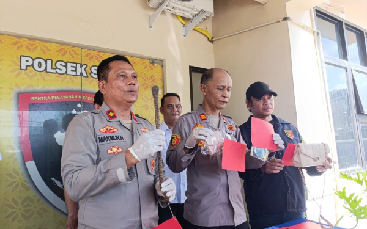Foto Barang bukti yang diamankan Pelaku curat di Mapolsek Sako, Jumat, 17 Juni 2026. (Foto : Yola/Ketik.com)