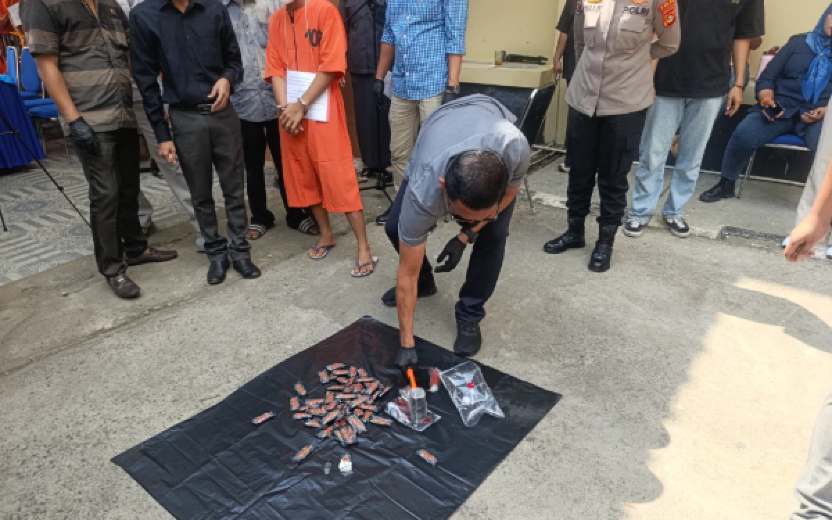 Foto Ditresnarkoba Polda Sumatera Selatan memusnahkan sejumlah barang bukti narkotika  hasil Ungkap kasus di Mapolda Sumsel, Selasa 9 Juni 2026. (Foto : Yola/Ketik.com)