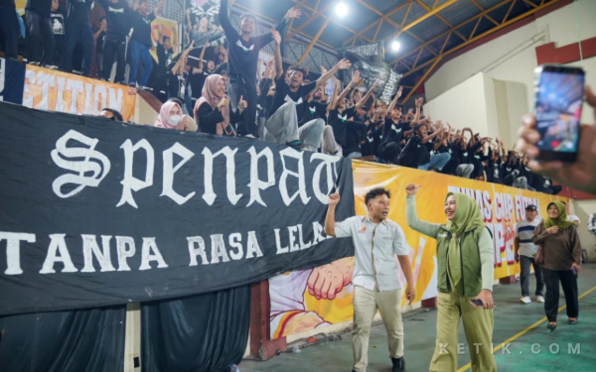Foto Wali Kota Mojokerto ning ita bersama ketua  Tidar Mojokerto defry menyapa para superter futsal Tunas Cup 2026 di GOR  Mojopahit Kota Mojokerto ( foto : humas pemkot mojokerto/ ketik.com)