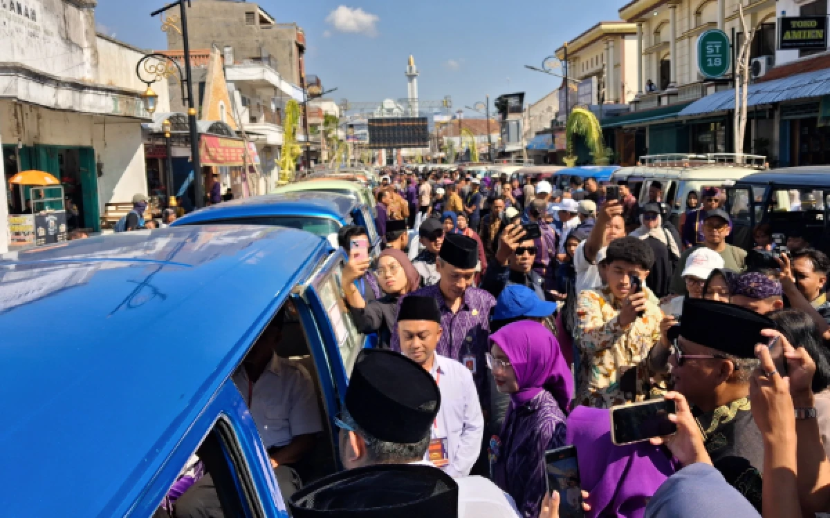 Thumbnail Berita - Unik! Kota Kediri Pecahkan Rekor MURI Nikah Massal di dalam VW Kombi Terbanyak