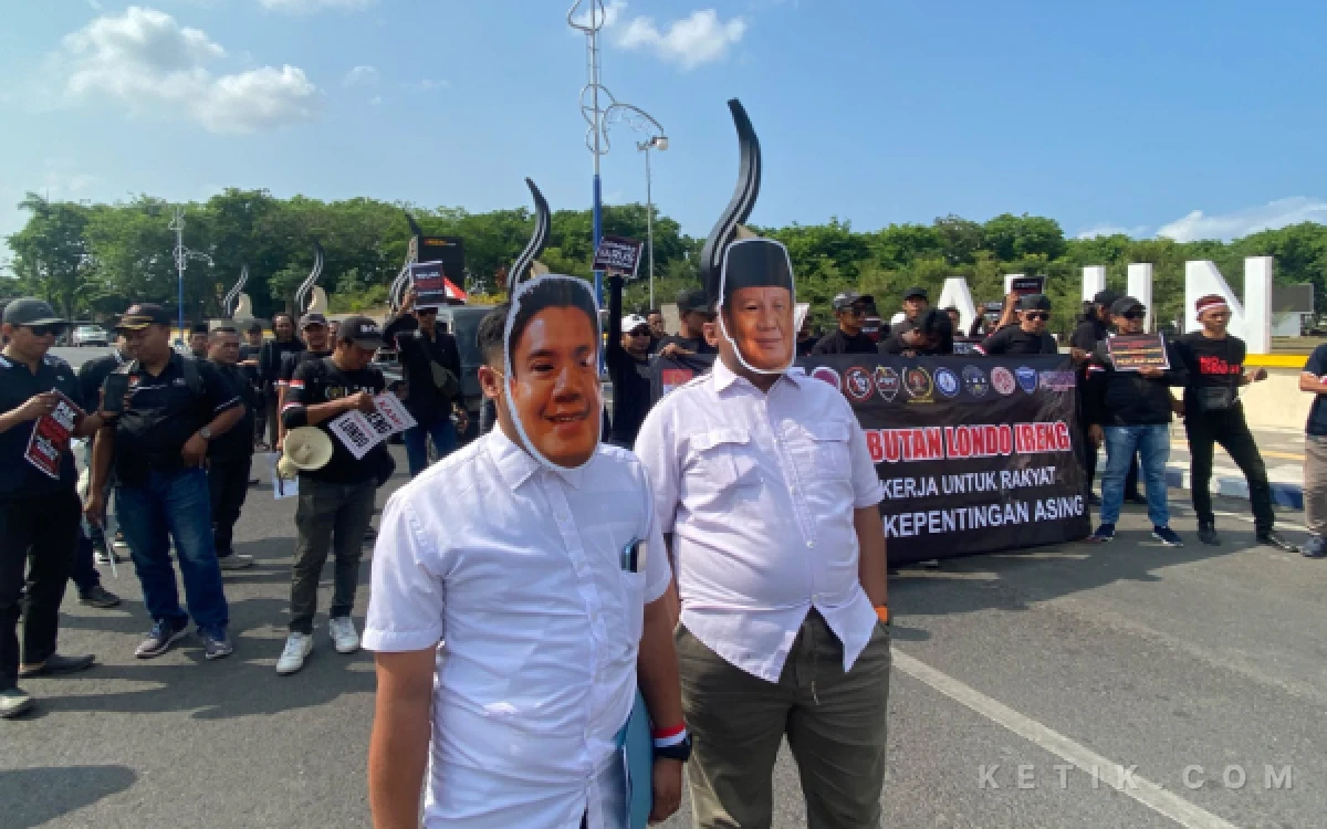 Thumbnail Berita - Gelar Aksi Satire, Wartawan Sampang: Yang 'Londo Ireng' Itu Penguasa!