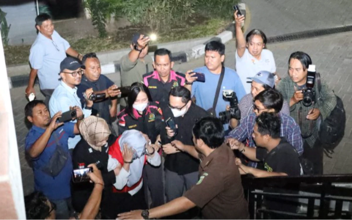 Thumbnail Berita - Kejati Jatim Tahan Pejabat ESDM, Diduga Nikmati Uang Pungli Ratusan Juta Rupiah