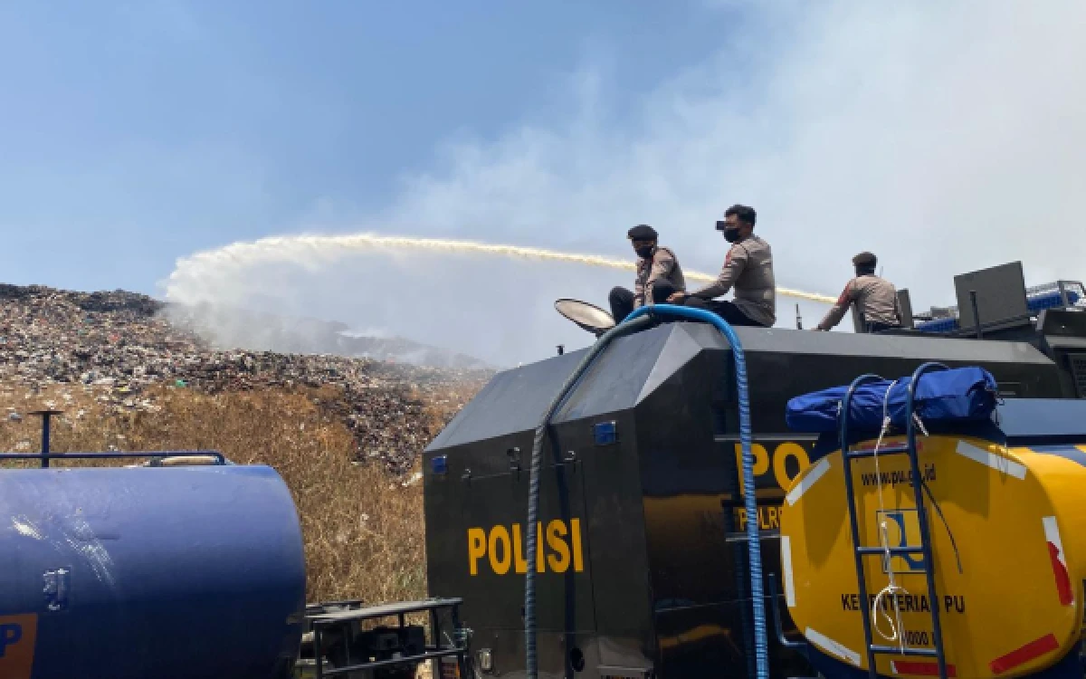 Thumbnail Berita - Bantu Padamkan Kebakaran TPA Supit Urang, Polresta Malang Kota Kerahkan Water Canon