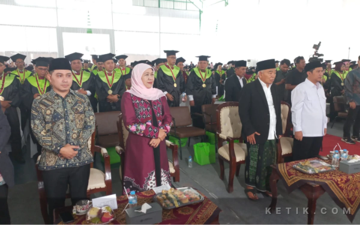 Thumbnail Berita - Khofifah Hadiri Wisuda UAC di Pacet, Beri Apresiasi Tinggi Pendidikan di Amanatul Ummah