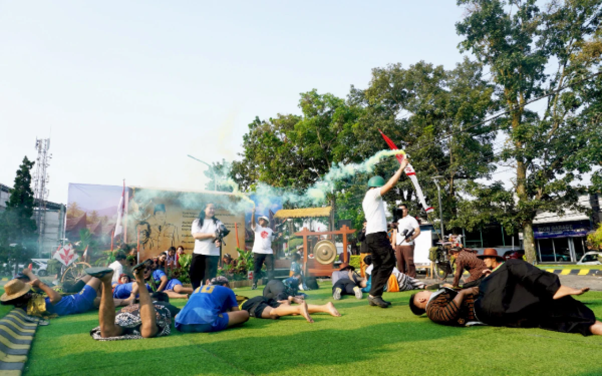 Foto Penampilan drama teatrikal era perjuangan kemerdekaan Indonesia yang dilaksanakan oleh Grand Mercure Malang Mirama dengan penuh semangat sebagai tanda dibukanya Olimpiade Agustusan 2026. (Foto: Grand Mercure Malang Mirama for Ketik.com)