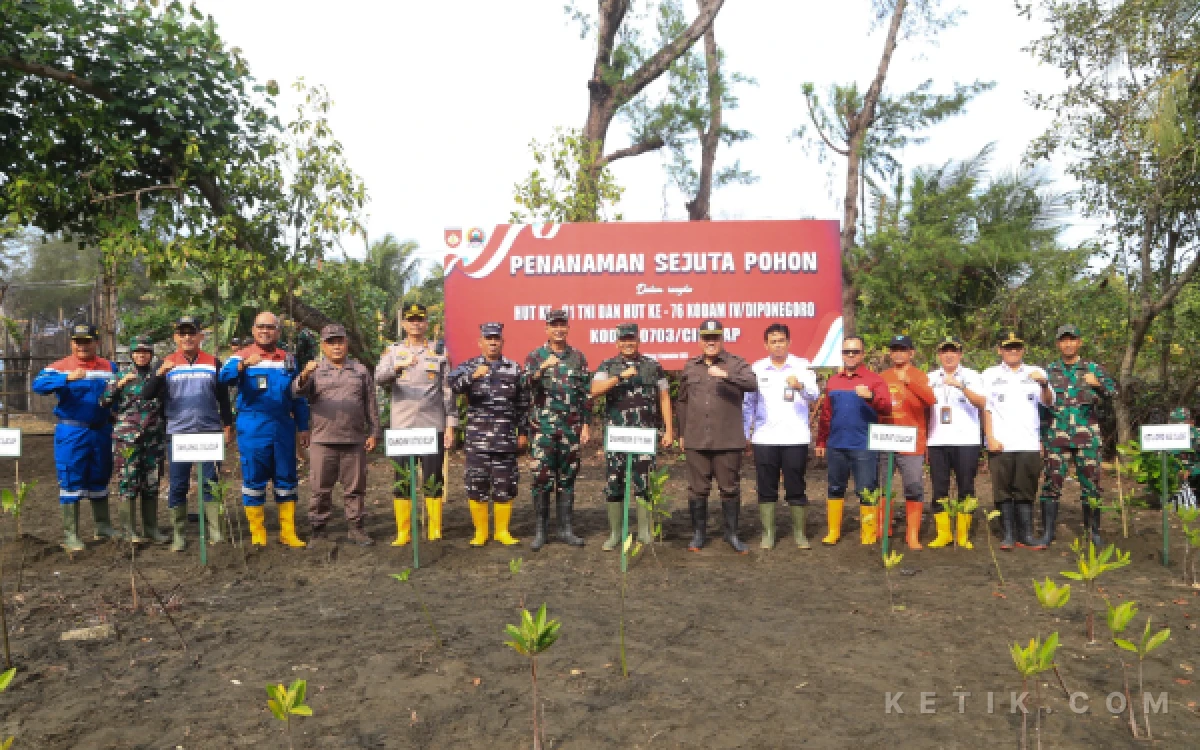 Thumbnail Berita - HUT Ke-81 TNI, Kodim Cilacap Tanam 1.000 Mangrove untuk Cegah Abrasi
