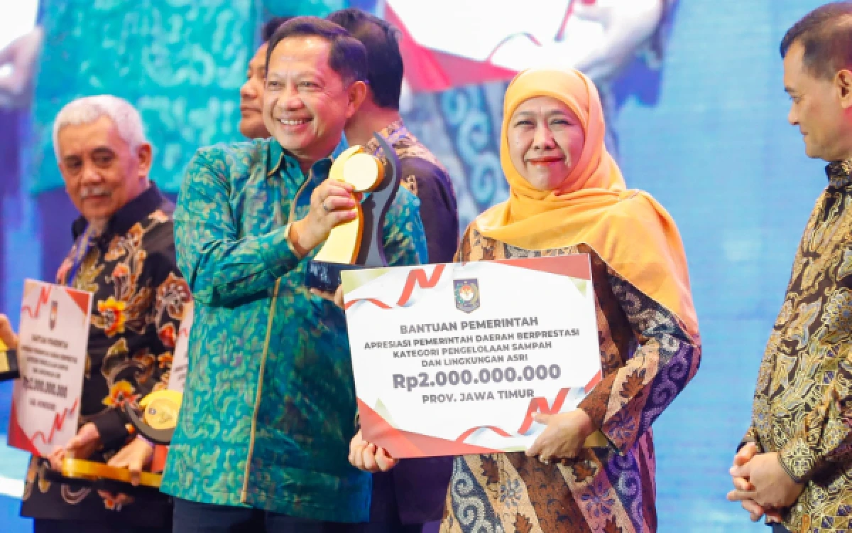 Thumbnail Berita - Jatim Raih Penghargaan Provinsi Terbaik I Pengolahan Sampah dan Lingkungan Asri