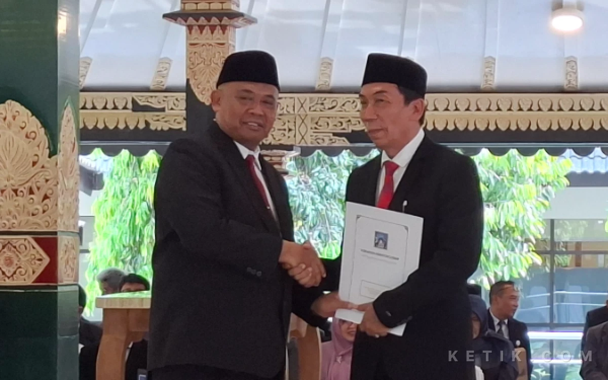 Foto Bupati Sleman Harda Kiswaya berjabat tangan menyerahkan SK jabatan C Wibisono Tanggono, Sekretaris DPRD Kabupaten Sleman yang resmi dilantik. (Foto: Fajar R/Ketik.com)