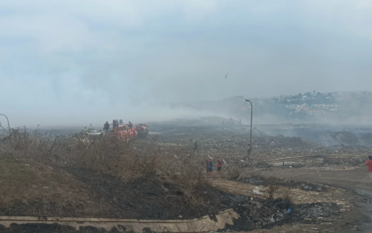 Foto Kondisi TPA Supit Urang di hari kelima kebakaran pada Minggu, 25 Oktober 2026 (Foto : Kukuh/Ketik). Terlihat, asap berwarna putih masih mengepul dari gunungan sampah.