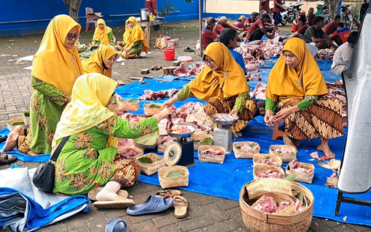 Thumbnail Berita - Gantikan Plastik dengan Besek dan Daun Jati, PC ’Aisyiyah Panceng Gerakan Green Idul Adha 1447 H