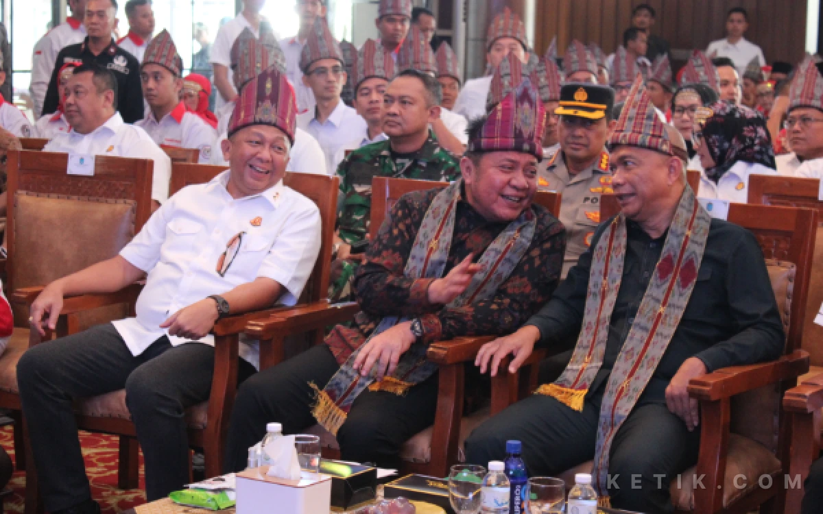 Thumbnail Berita - Jamintel Reda Manthovani Kukuhkan 12.865 Pengurus ABPEDNAS Sumsel, BPD Diperkuat Awasi Dana Desa dan MBG