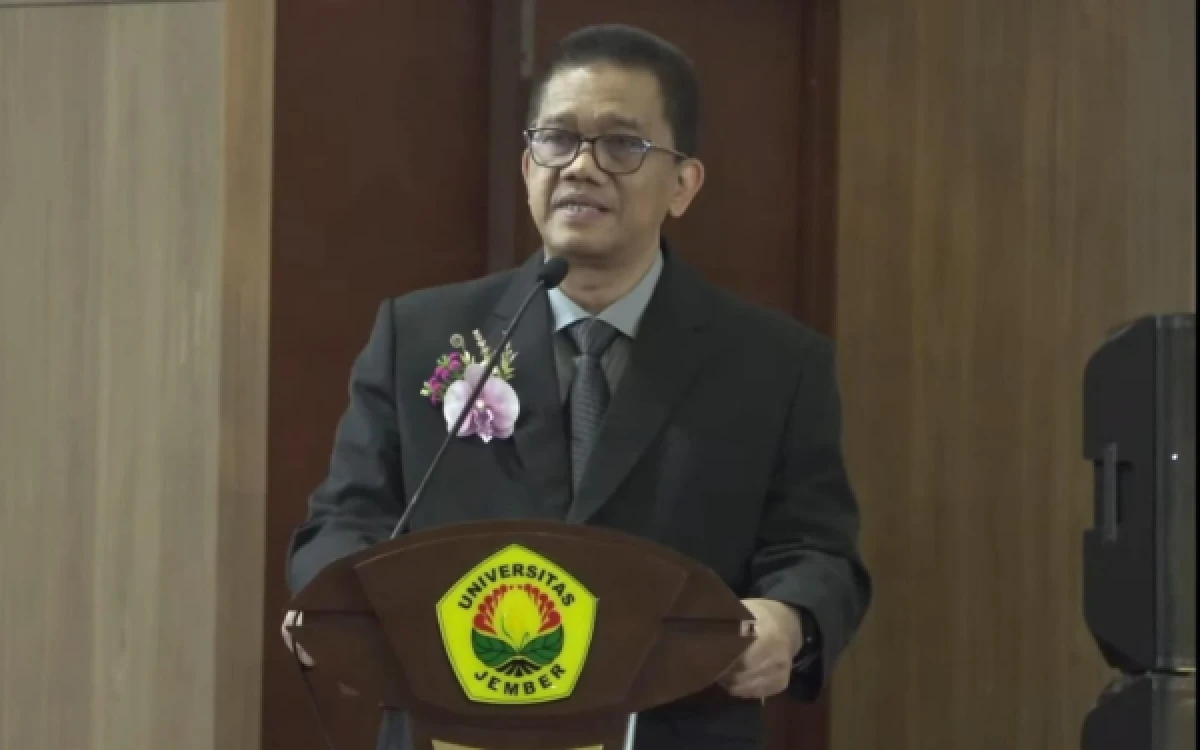 Thumbnail Berita - AI Tak Akan Pernah Gantikan Sentuhan Kemanusiaan Dokter, Pesan Rektor UNEJ kepada Lulusan FK