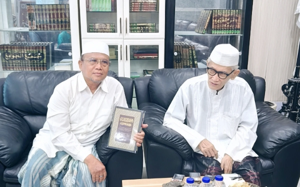 Thumbnail Berita - Dzurriyah Hasan Gipo: Kiai Miftah-Gus Kikin jadi Paket Ideal Awali Abad Kedua NU