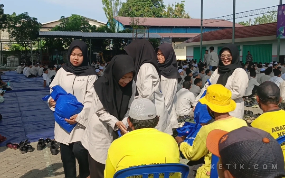 Thumbnail Berita - Rayakan Kelulusan, Siswa SMK PGRI 1 Gresik Bagikan Sembako ke 200 Warga