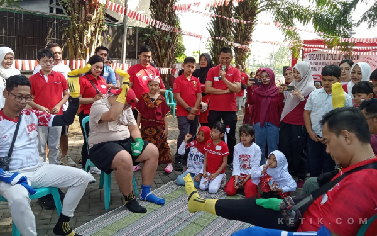 Foto Bapak-bapak RT 06 RW 05 semangat dalam mengikuti lomba kaos kaki warna dengan melatih kefokusan di Gebyar Semarak 17 Agustus 2026. (Foto: Aliyah/Ketik.com)