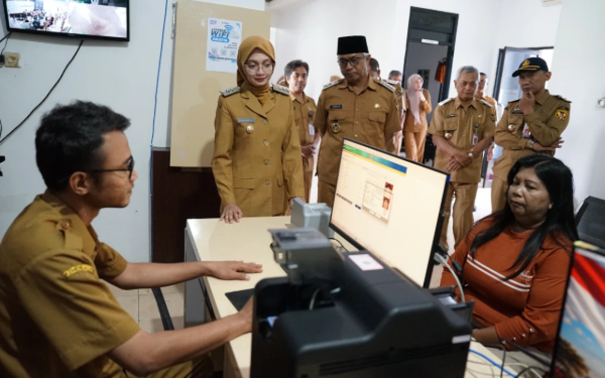 Thumbnail Berita - Mbak Wali Serahkan Mesin Cetak KTP kepada 46 Kelurahan di Kota Kediri, Percepat Layanan Administrasi Kependudukan