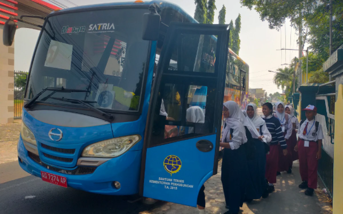 Thumbnail Berita - Hari Pertama Sekolah, Pemkot Kediri Operasikan Lima Armada Bus Sekolah untuk Layani Mobilitas Pelajar