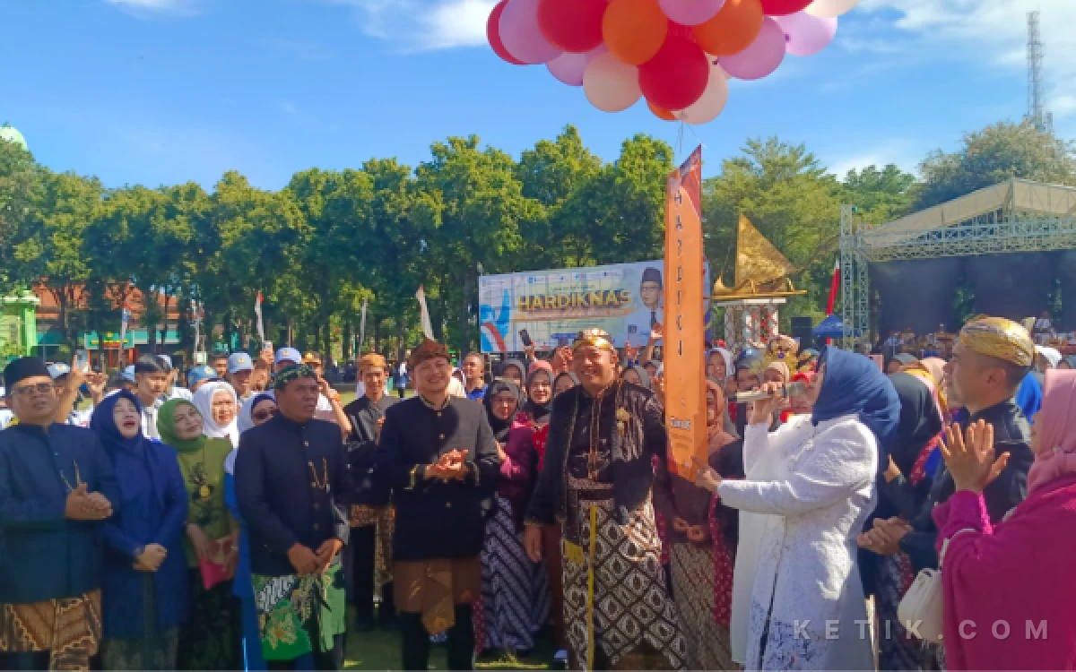 Thumbnail Berita - Peringatan Hardiknas, Bupati Situbondo Tegaskan Pendidikan Salah Satu Juru Penyelamat Bangsa