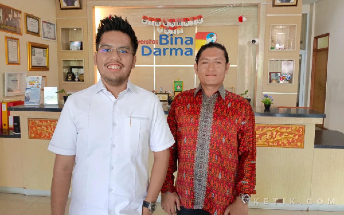 Foto ‎Kuasa hukum Tergugat 3, 4, dan 5, Reinhard Richard A. Wattimena SH MH didampingi Gibson Maroloan Pandiangan SH MH, saat memberikan keterangan terkait putusan PN Palembang dalam perkara sengketa aset Yayasan Bina Darma, Selasa 15 September 2026. (Foto: M Nanda/Ketik.com)