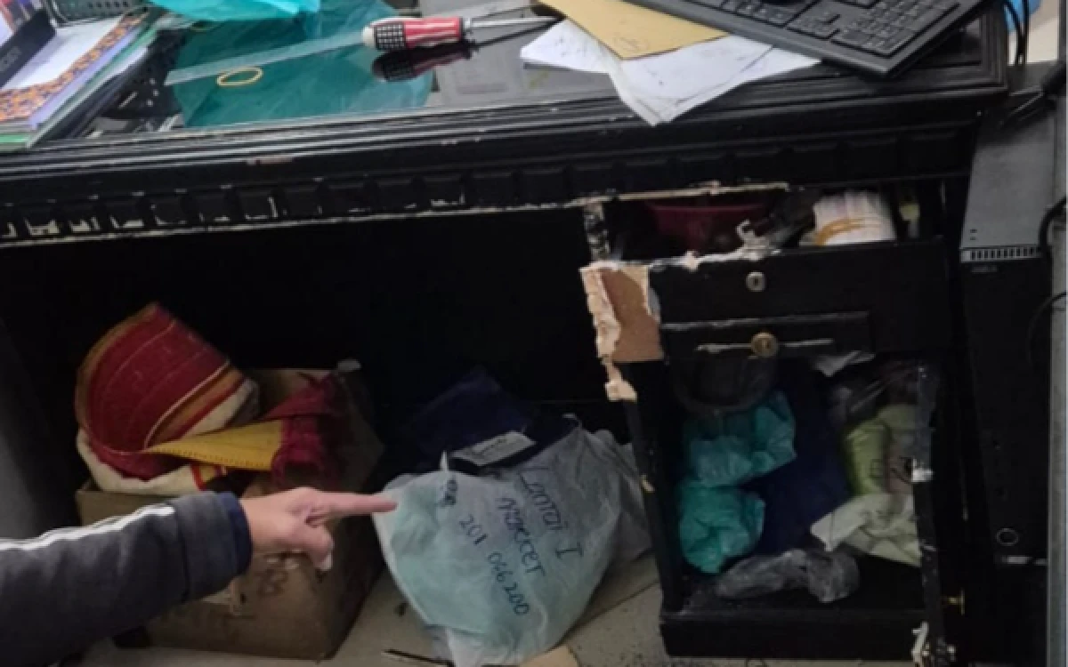 Foto Kondisi laci meja administrasi Sardo Swalayan yang dicongkel oleh pelaku. Di dalam laci tersebut, berisi uang toko sejumlah Rp 48,4 juta (Foto : Istimewa)