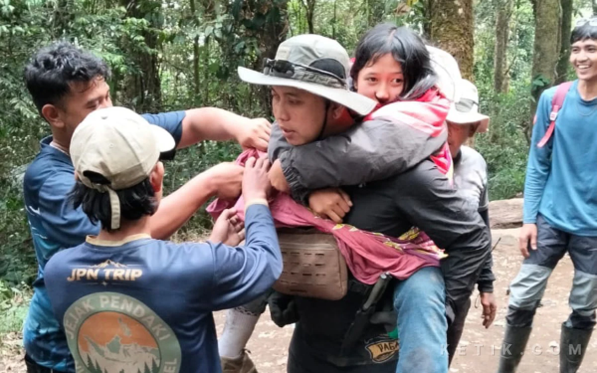 Thumbnail Berita - Tim Gabungan Selamatkan Tiga Pendaki yang Alami Hipotermia di Jalur Gunung Dempo