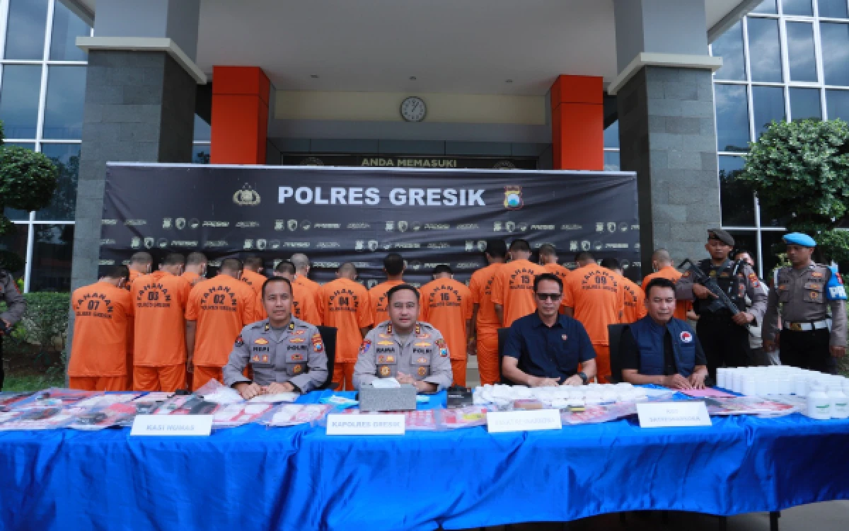 Thumbnail Berita - Operasi Tumpas Semeru 2026: Polres Gresik Ringkus 17 Tersangka Narkoba