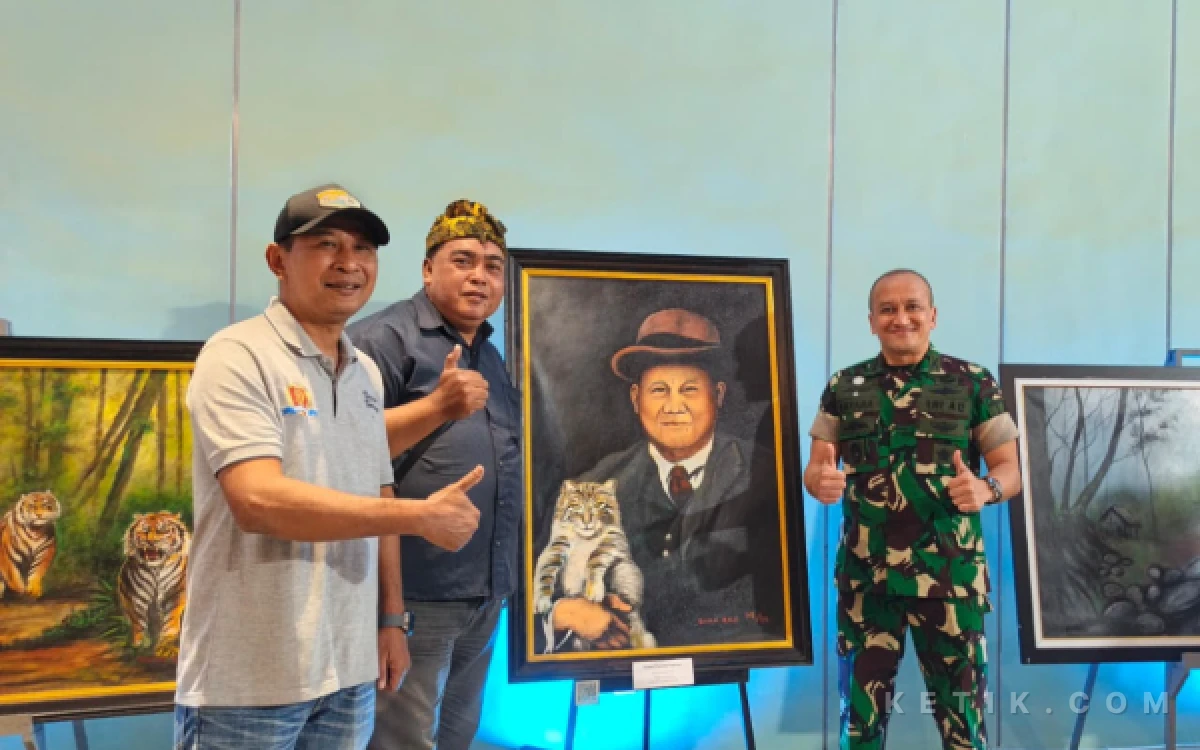 Thumbnail Berita - Danrem 082/CPYJ Boyong Lukisan Presiden Prabowo di Pameran Karya Jurnalistik Media Center