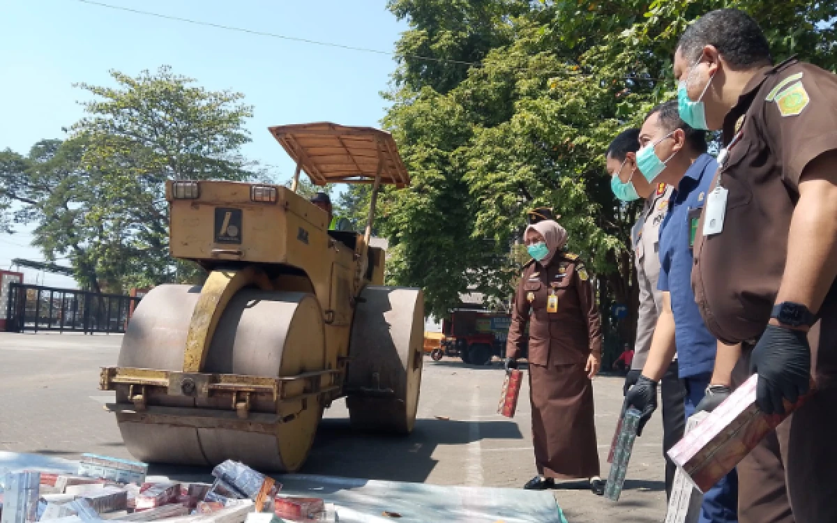 Thumbnail Berita - Terminal Giwangan Jadi Saksi Ratusan Ribu Rokok Ilegal dan Narkoba Dimusnahkan Kejari Yogyakarta