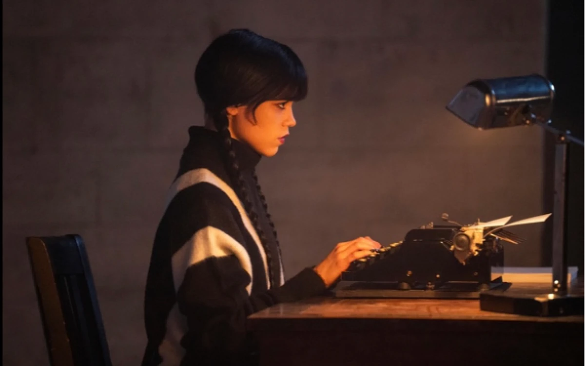 Thumbnail Berita - Syuting “Wednesday” Season 3 Selesai, Tampilan Terbaru Jenna Ortega Jadi Sorotan