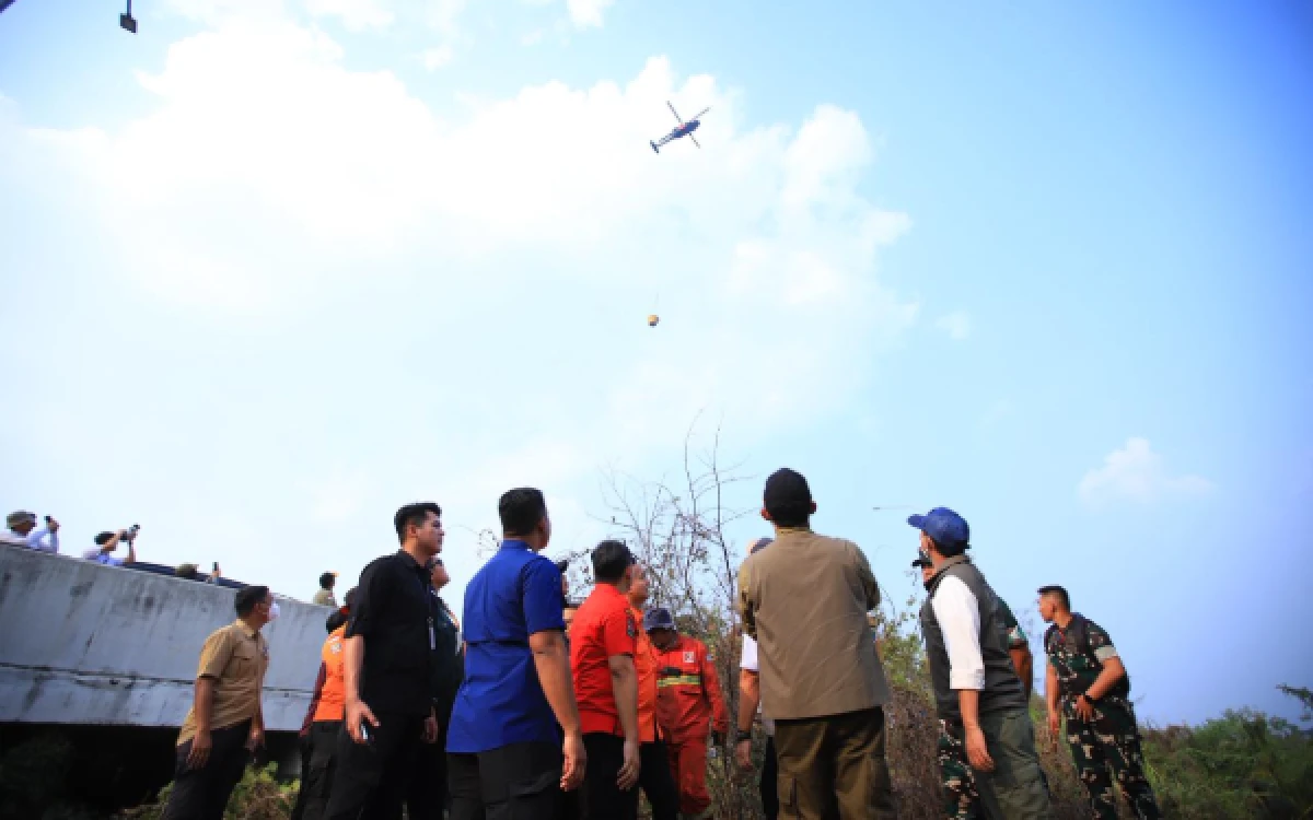 Foto Gubernur Sumsel Herman Deru bersama Kepala BNPB Suharyanto dan Menhut Raja Juli Antoni meninjau penanganan karhutla di ruas Tol Kayu Agung-Palembang, OKI, Senin 31 Agustus 2026. (Foto : Humas Pemprov Sumsel)