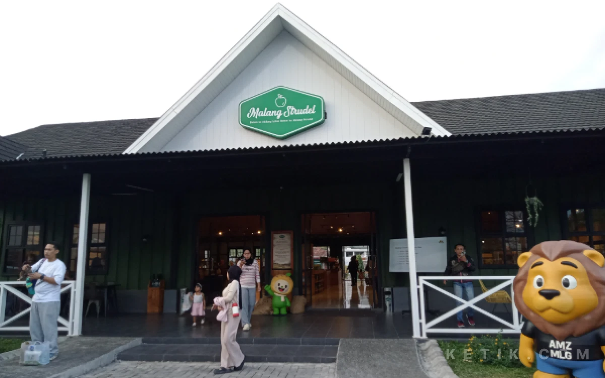 Thumbnail Berita - Konsep Baru Toko Oleh-Oleh, Malang Strudel and Farm Sukses Tarik Wisatawan Keluarga, Ada Aktivitas Feeding Farm