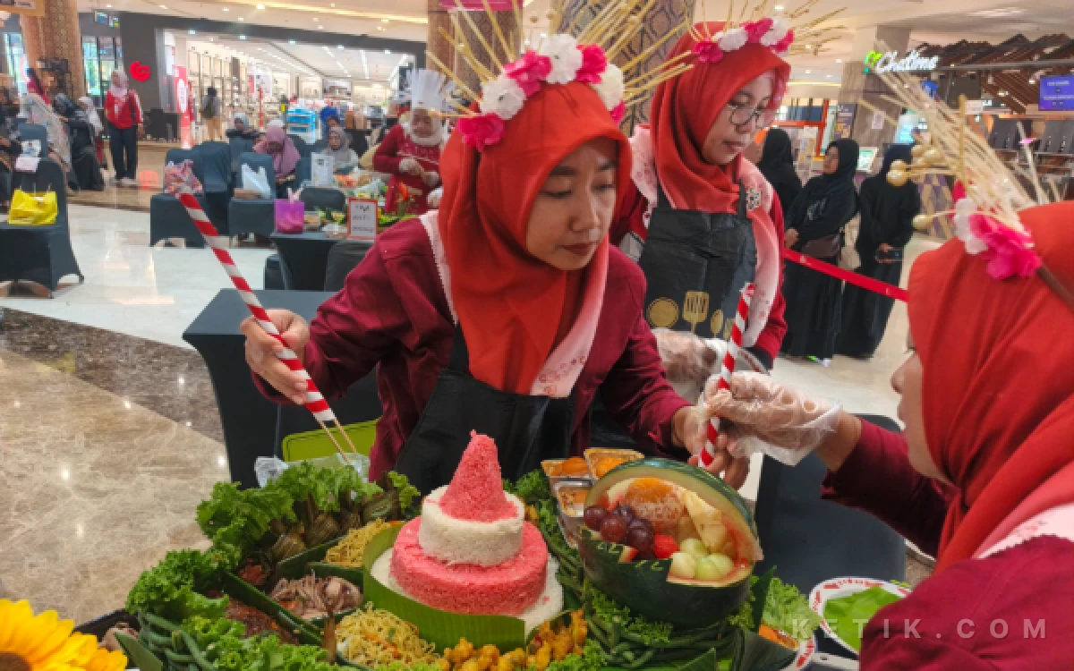 Thumbnail Berita - Semarakkan Hari Kemerdekaan Ke-81 RI, Gressmall Gresik Hadirkan Lomba Menghias Tumpeng Bagi Ibu-Ibu