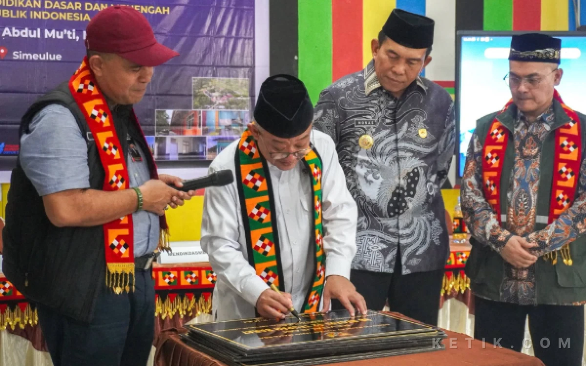 Thumbnail Berita - Mendikdasmen Abdul Mu'ti Resmikan Revitalisasi 120 Satuan Pendidikan di Simeulue Aceh