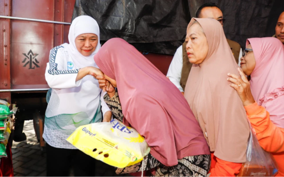 Thumbnail Berita - Disambut Antusias Emak-Emak, Gubernur Khofifah Gelar Pasar Murah di Gunung Anyar Perkuat Daya Beli Masyarakat