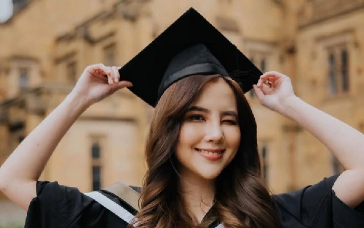 Thumbnail Berita - Kenal Lebih Dekat Agatha Chelsea, Sosok Penyanyi dan Aktris Indonesia yang Kuliah di Dua Kampus Top Dunia