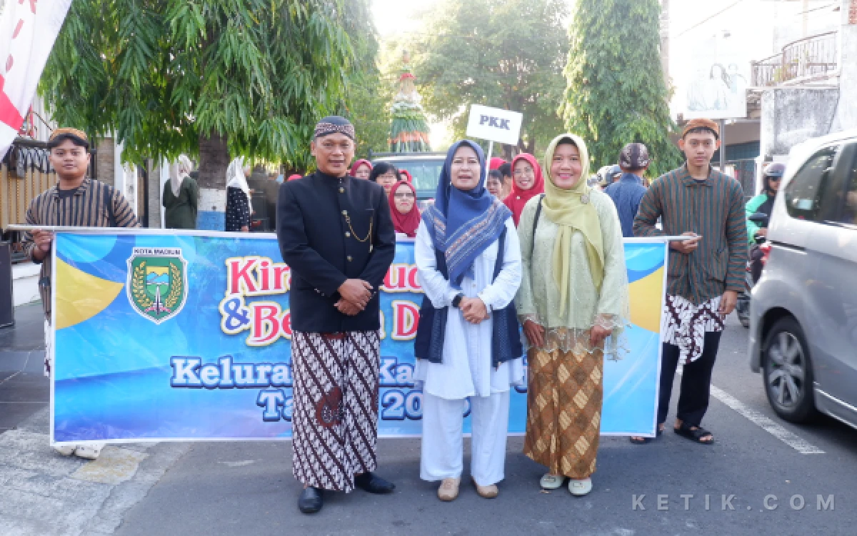 Foto Lurah Kartoharjo, Arief Kustono, S.H., (baju hitam) bersama warga Kelurahan Kartoharjo dalam acara bersih desa. (Foto: Angga/Ketik).