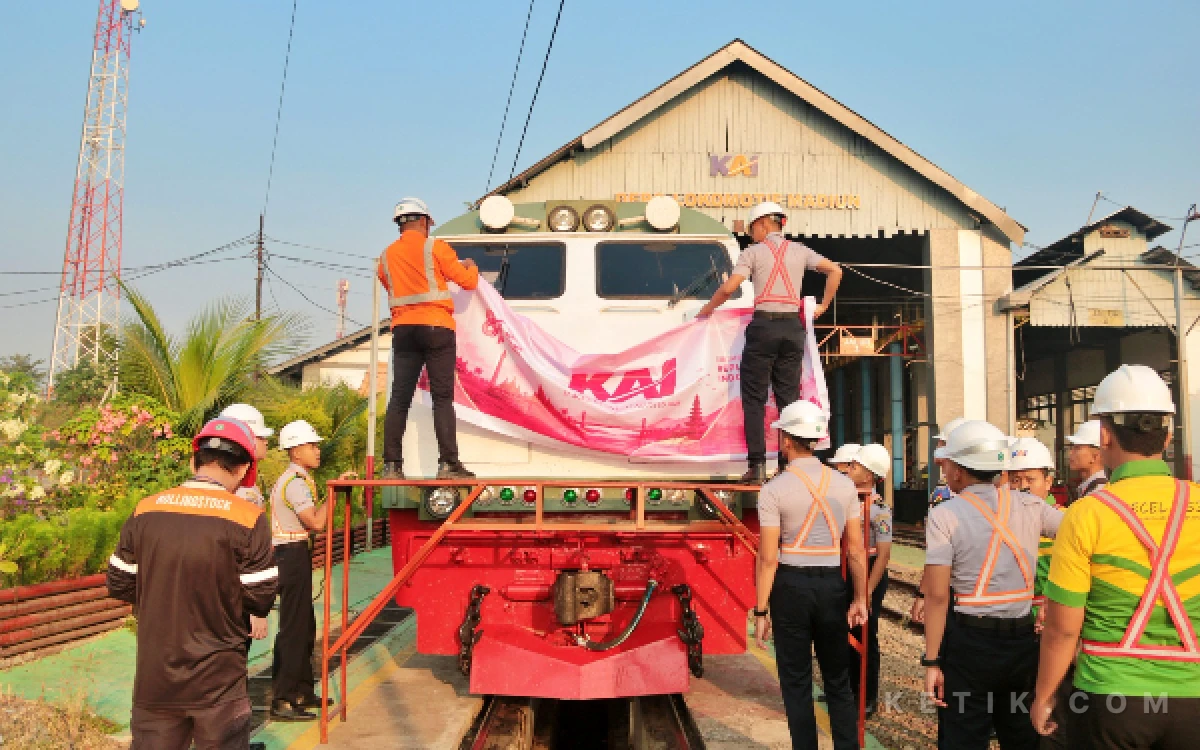 Thumbnail Berita - Gandeng Rail Fans, KAI Daop 7 Hias Lokomotif KA Manja Bernuansa Merah Putih