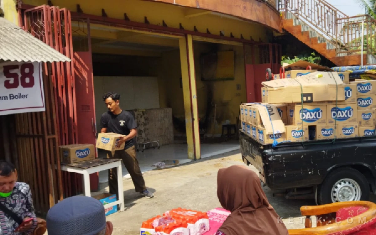 Foto Petugas saat menurunkan bantuan air minum dalam kemasan (AMDK) dari armada pikap untuk warga terdampak fenomena kebakaran berulang di Dusun Kasuran, Margomulyo, Seyegan. Bantuan dari PDAM Sleman ini guna membantu mencukupi kebutuhan logistik harian warga serta relawan yang bersiaga penuh di lokasi kejadian. (Foto: Fajar R/Ketik.com)