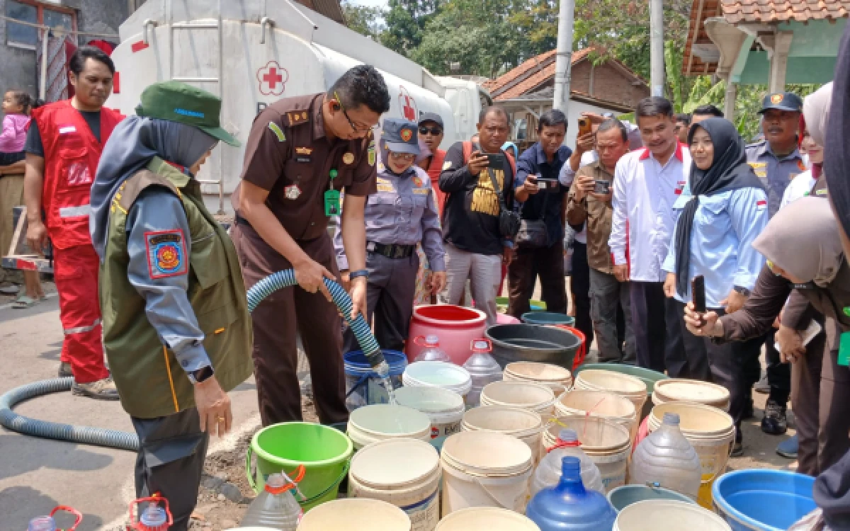 Foto Kasatpol PP Kab.Brebes Caridah mendampingi Kasi Intelejen Kejari Brebes