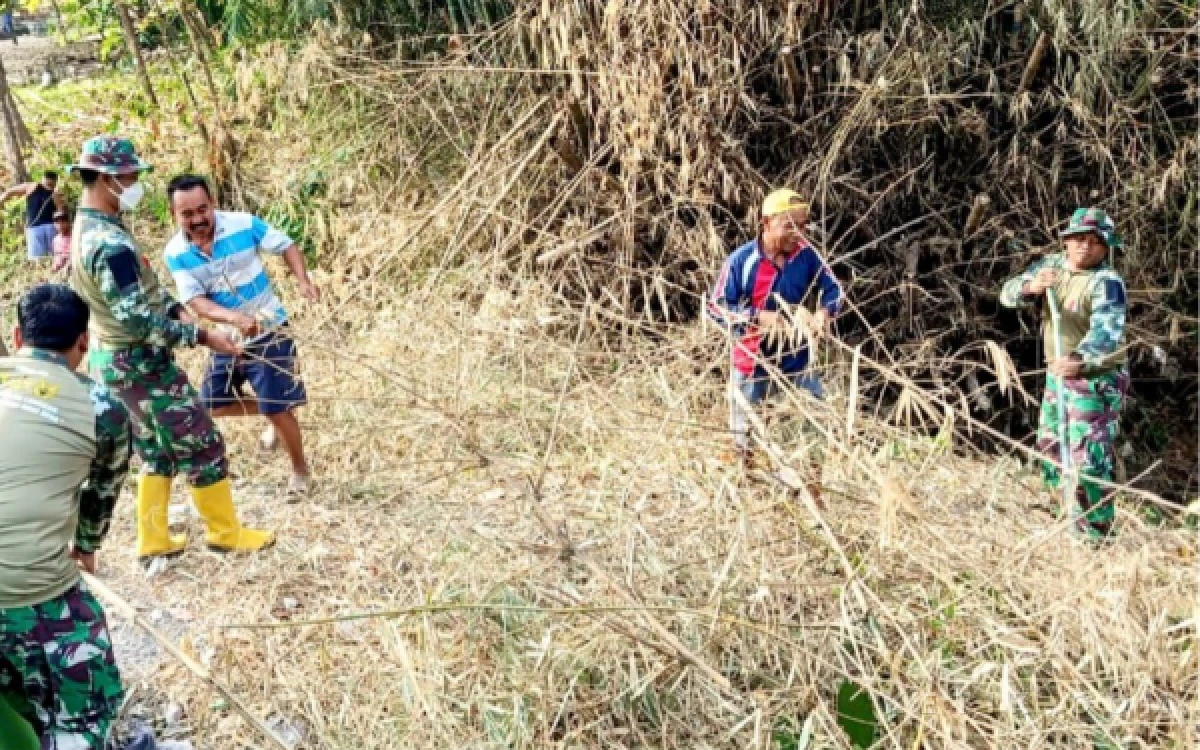 Thumbnail Berita - Merawat Lingkungan dan Membangun Masa Depan, Satgas TMMD ke-129 Kodim 0813 Bojonegoro Bersama Warga Bersih-Bersih Sungai Kesongo